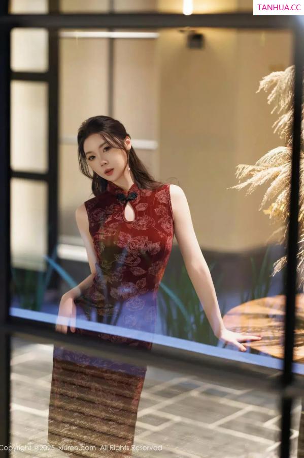 梦心玥  [XiuRen]高清写真图 2025.04.02 No.10106 梦心玥 红色旗袍第7张图片